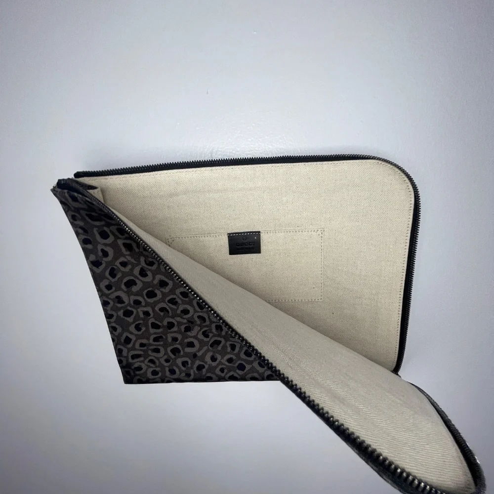 Gucci Gray Animal Print Document Holder – Sleek & Stylish (Brand New!)